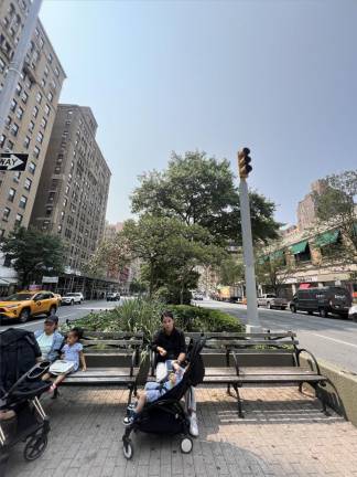 Park benches are installed at every beginning and end of the malls for passersby to relax and rejuvenate.