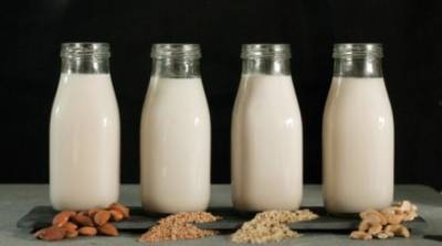 Good old fashioned low fat cow’s milk beats most plant based milk alternatives when it comes to packing in extra vitamins. Cow’s milk is better than almond, oat and most other plant based alternatives. Only soy is comparable to cow’s milk in terms of nutritional value according to the FDA. Photo: Wikimedia Commons