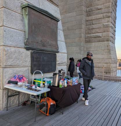 Dozens of Illegal Vendors— &amp; One Giant Ape—Reclaim Brooklyn Bridge from City