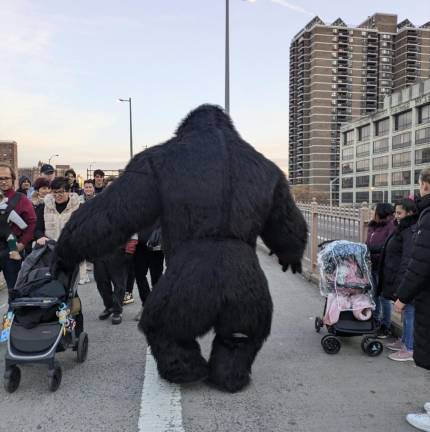 Dozens of Illegal Vendors— &amp; One Giant Ape—Reclaim Brooklyn Bridge from City