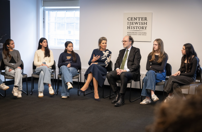 Queen Máxima and Ronald Leopold speak with students from Great Neck North High School.